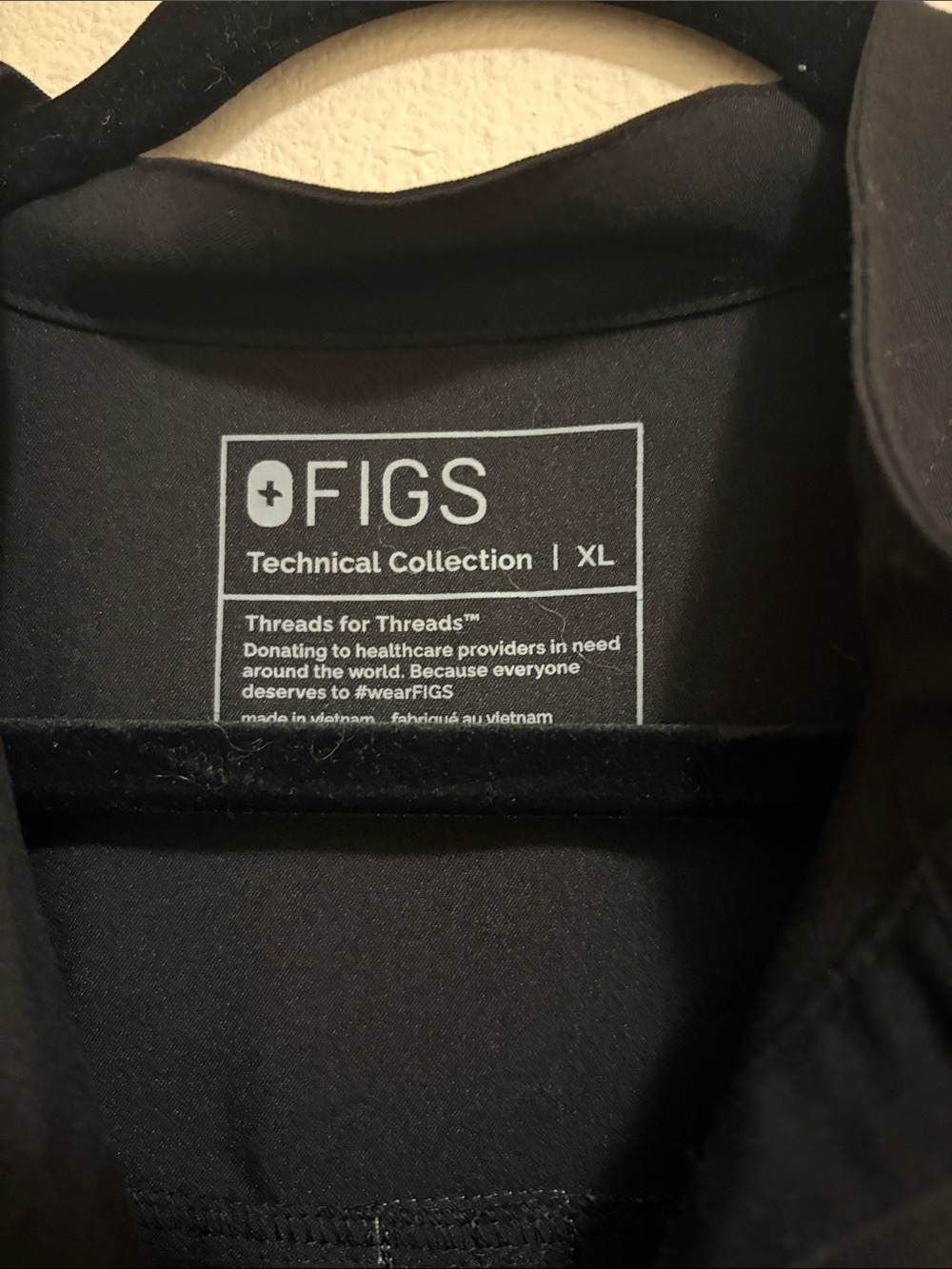Figs Rafaela top in black in XL - Picture 2 of 3